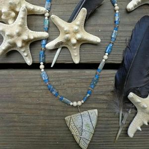 Crackle necklace with blue beads